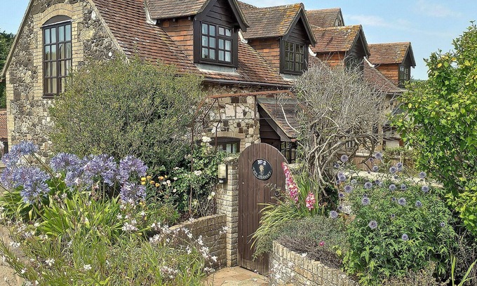 Newport Cottage | Cozy 2 Bedroom Retreat with Ocean View in Brighstone