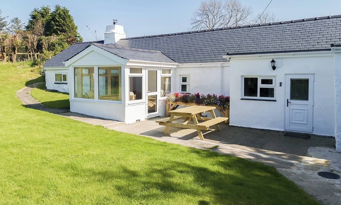 Caernarfon Cottage | Family-Friendly 2 Bedroom Stay in Carmel, Near Caernarfon