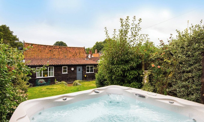 Coltishall Cottage | Comfortable 2 Bedroom Stay in Coltishall with Hot Tub