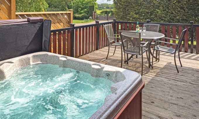 Scawton Ski Chalet | Relaxing 2 Bedroom Retreat with Spa and Hot Tub in Easingwold