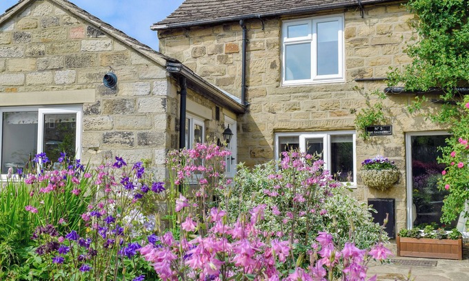 Eyam Cottage | Pet-Friendly 2-Bedroom Stay in Eyam near Bakewell - Rated 9.8