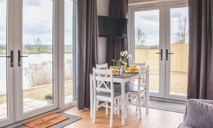 Huntingdon Cottage | Pet-Friendly 2 Bedroom Retreat in Pidley, Near Huntingdon