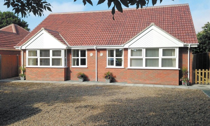 Sandilands Cottage | Family-Friendly Retreat Near Sandy Beaches & Ocean Views