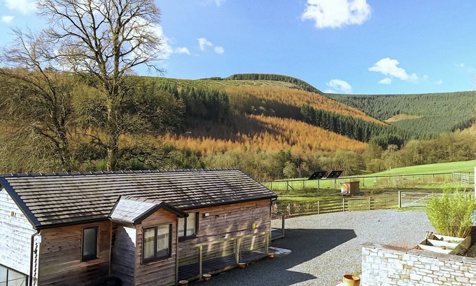 Kinnerton Cottage | Cozy 2 Bedroom Retreat in Presteigne with Breakfast Included