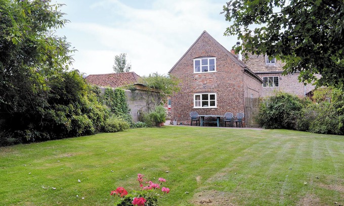 Whitminster Cottage | Pet-Friendly 2 Bedroom Retreat in Whitminster - Rated 9.8!