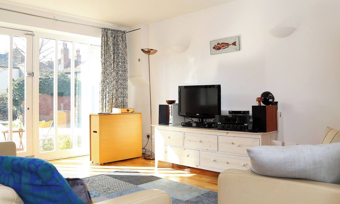 Whitstable Cottage | Highly Rated 2-Bedroom Oceanfront Retreat in Whitstable