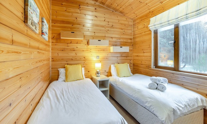 Beaworthy Cabin | Comfortable 2 Bedroom Retreat in Halwill with Spa Access