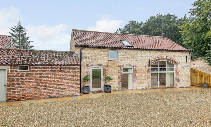 Caythorpe Cottage | Cozy 2-Bedroom Retreat in Frieston with Lake Views