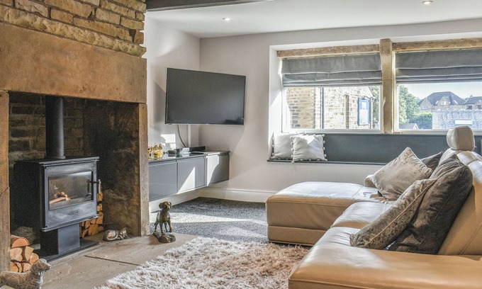 Greetland Cottage | Comfortable 2 Bedroom Accommodation in Pet-Friendly Greetland