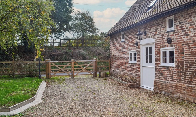 Ashford Cottage | Top-Rated 2 Bedroom Retreat in Hothfield with Kitchen