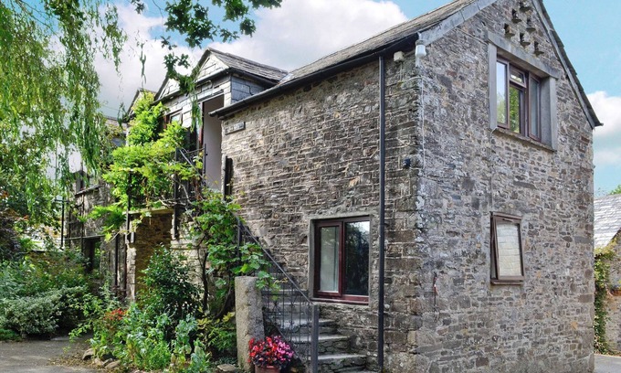 Launceston Cottage | Perfect Retreat for Horse Lovers with On-Site Riding