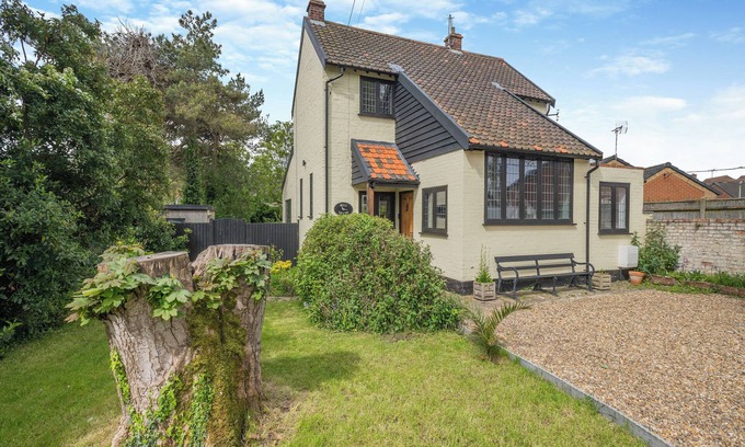Pakefield Cottage | Comfortable 2-Bedroom Getaway with Ocean Views in Lowestoft