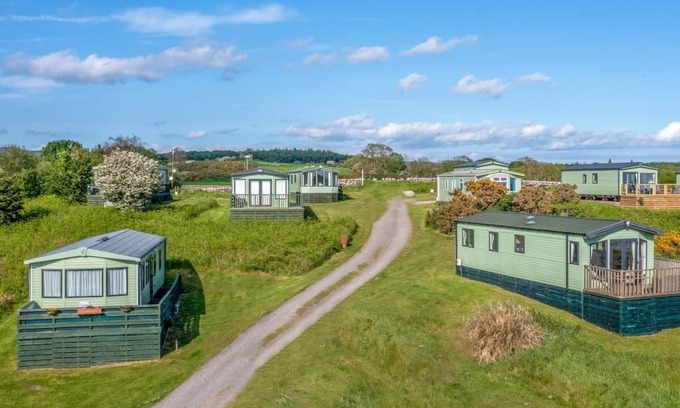 Castle Douglas House | Cozy Coastal Caravan with Ocean View and Breakfast Included