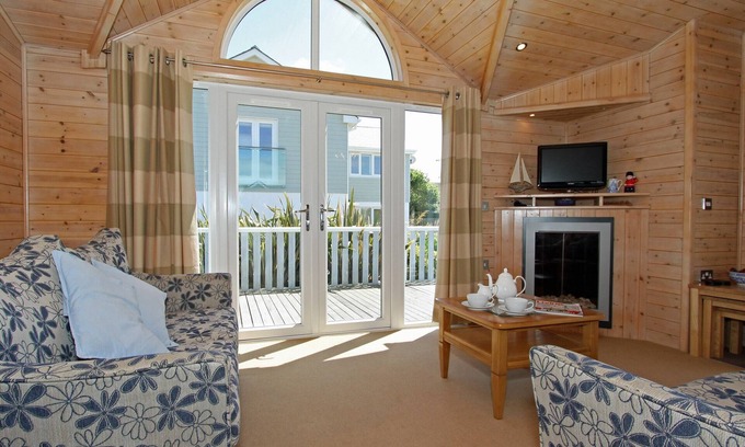 St Merryn Cabin | Family-Friendly 2 Bedroom Retreat in St. Merryn with Kitchen