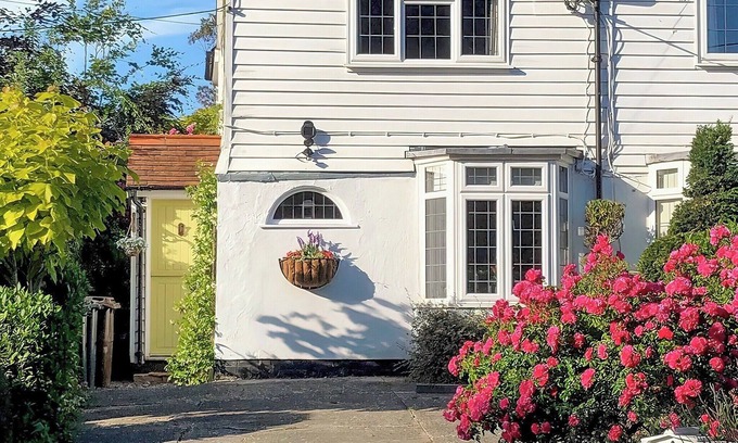 Wittersham Cottage | Charming English Cottage Near Beach with Pet-Friendly Amenities