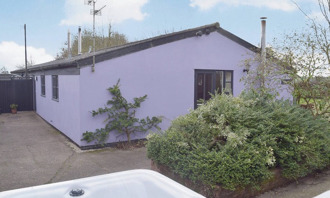 Monk Soham Cottage | Comfortable 2 Bedroom Retreat in Debenham with Spa & Hot Tub