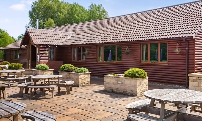 Ancaster Ski Chalet | 2 bedroom accommodation in Ancaster