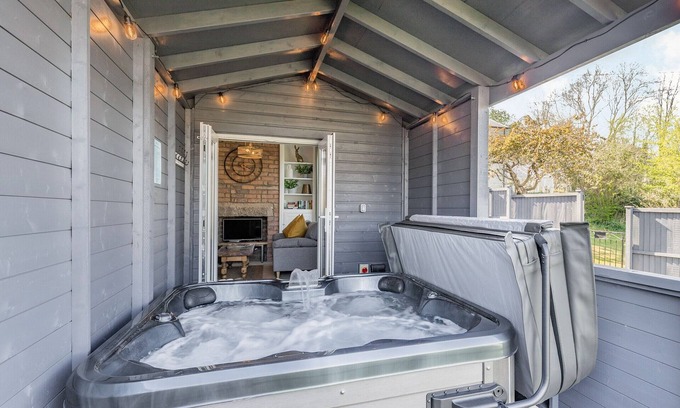 Bakewell Cottage | Inviting Property with Breathtaking Bakewell Views & Hot Tub