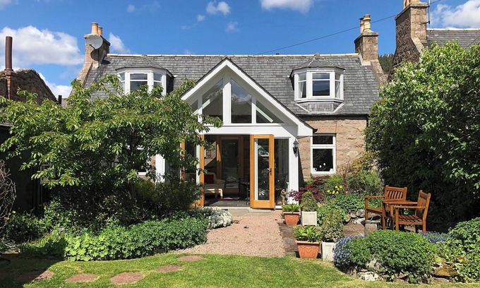 Ballater Cottage | Pet-Friendly 2 Bedroom Retreat with Lake View in Ballater