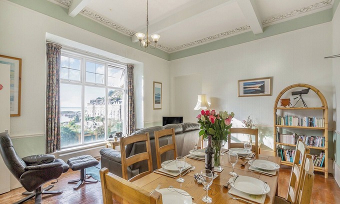 Barmouth Cottage | Sea & Sands: Breathtaking Views and Family-Friendly Comfort