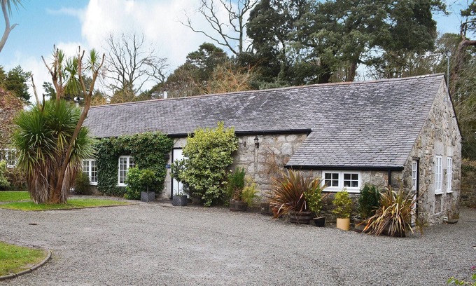 Beaumaris Cottage | Cozy 2 Bedroom Getaway in Penmon, Beaumaris with Ocean Views