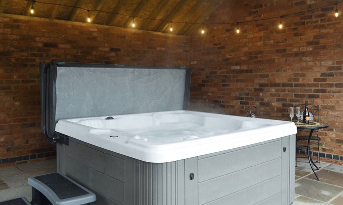 Bircotes Cottage | Exceptional 2-Bedroom Retreat in Ranby with Spa & Lake View