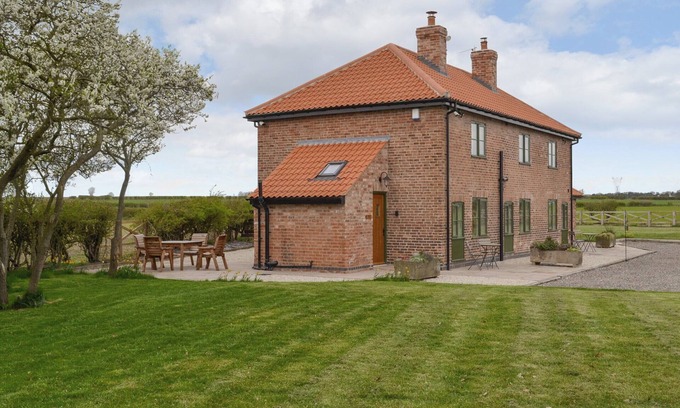 Bircotes Cottage | Lake View 2 Bedroom Retreat in Ranby, Near Retford