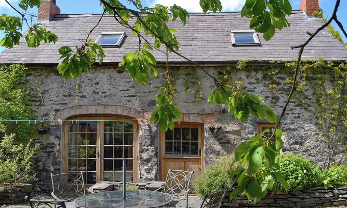 Bodorgan Cottage | Pet-Friendly 2 Bedroom Getaway with Ocean View in Bodorgan