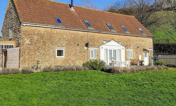 West Milton Cottage | Comfortable 2 Bedroom Retreat in Scenic Bridport