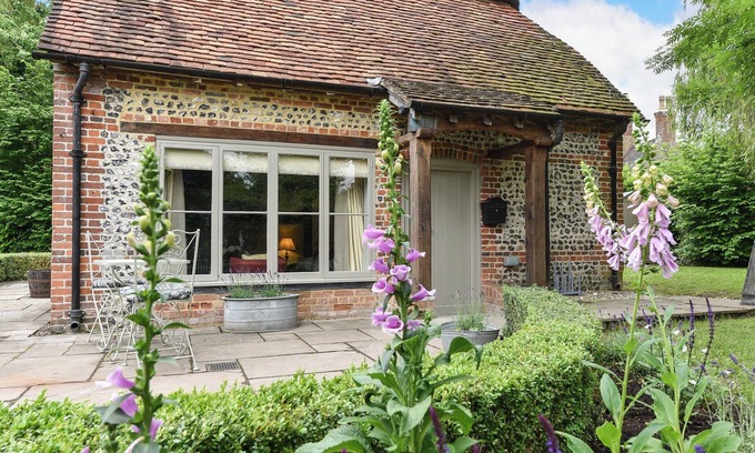 Alresford Cottage | Ideal 2 Bedroom Accommodation in Cheriton - Pet Friendly Stay