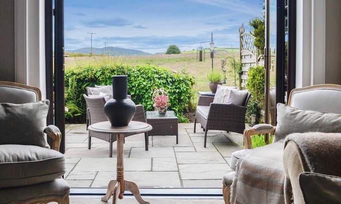 Dumfries Cottage | Ideal 2 Bedroom Getaway in Dumfries with Family Amenities