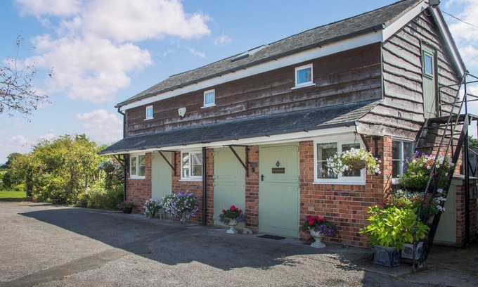 Ellesmere Cottage | Perfect 2-Bedroom Stay in Ellesmere with Pet-Friendly Amenities
