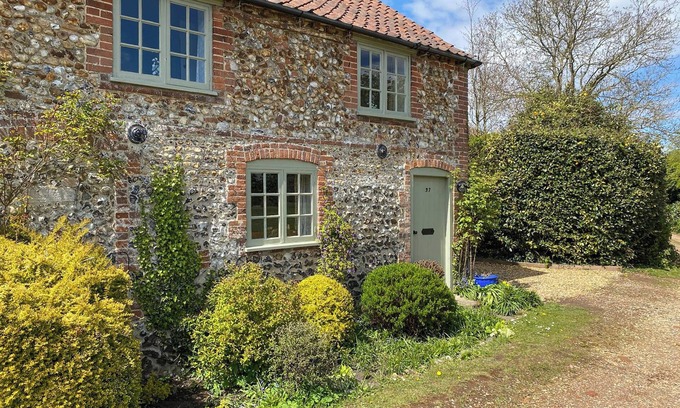 Helhoughton Cottage | Explore a Traditional Cottage with Lake Views and Breakfast