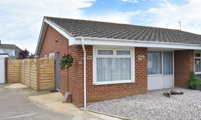 Godshill Cottage | Cozy 2 Bedroom Retreat in Godshill with Ocean Views