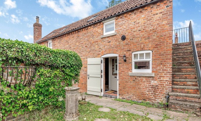 Hemingby Cottage | Charming Barn Conversion Near Village Pub with Lake View