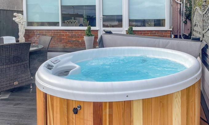Llanelli Cottage | Relaxing 2 Bedroom Stay in Pwll with Ocean Views