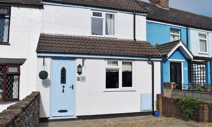 Pakefield Cottage | Cozy 2 Bedroom Retreat in Pakefield with Ocean Views