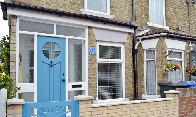 Lowestoft Cottage | Cozy 2-Bedroom Retreat in Pakefield with Ocean Views