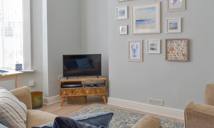 Sandgate Cottage | Beachside Retreat: Central Location with Ocean Views Await