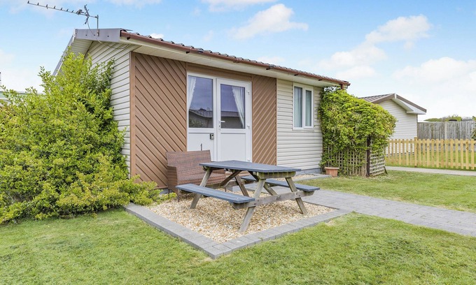 Anderby Creek Cottage | Spacious 2-Bedroom Retreat with Oceanfront Views in Mablethorpe