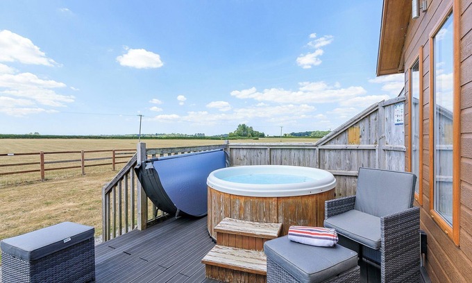 Somerton Ski Chalet | Modern Lodge with Spa and Hot Tub - Ideal for Relaxation