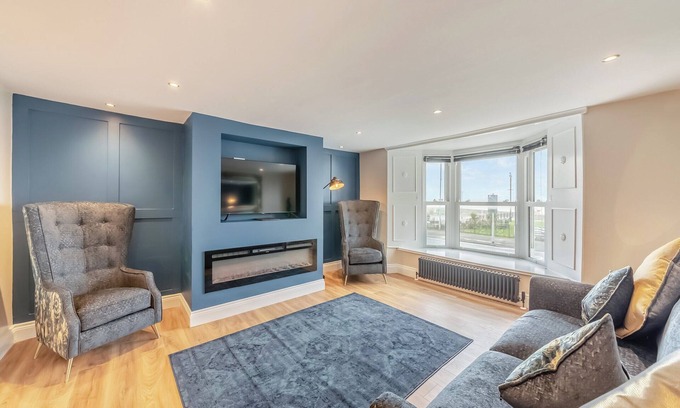 Seaton Carew Cottage | Beachfront Apartment with Stunning Ocean Views and Amenities