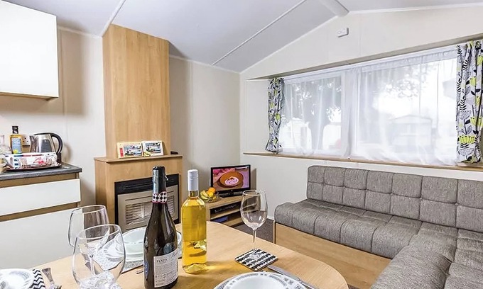 Ningwood House | Compact Caravan Retreat with Pool and Breakfast Included