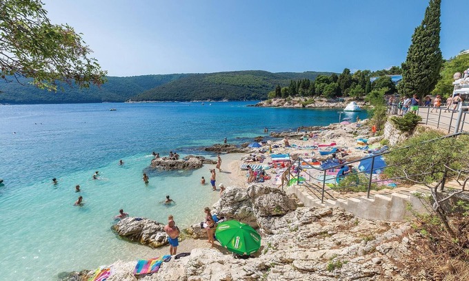 Martinski Apartment | Ideal 2 Bedroom Stay in Martinski with Pool & Spa Access