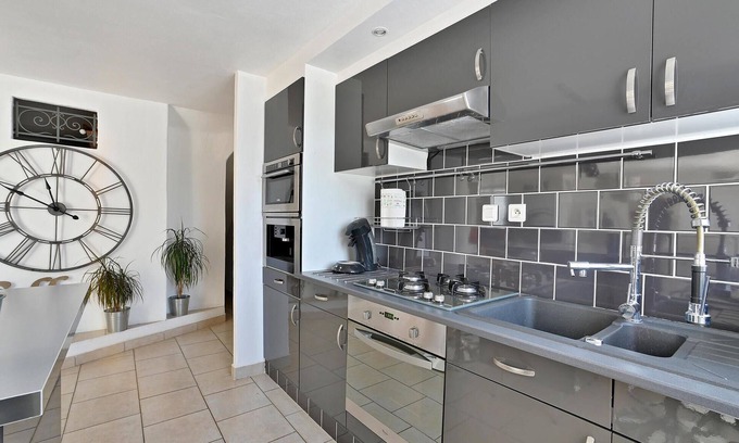 Sarrians House | Family-Friendly 2 Bedroom Stay in Sarrians with Spa