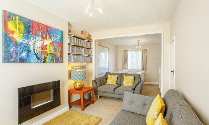 South Charlton Cottage | Cozy 2 Bedroom Retreat in Alnwick with Breakfast Included