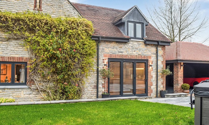 Babcary Cottage | Inviting 2 Bedroom Accommodation in Babcary with Spa