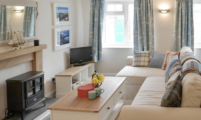 Instow Cottage | Pet-Friendly 2 Bedroom Stay in Instow with Ocean Views