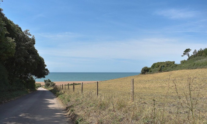 Bridport Cottage | Cozy 2-Bedroom Accommodation in Walditch, Near Bridport