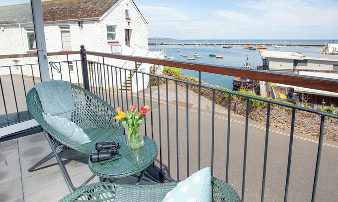 Brixham Cottage | Spacious 2-Bedroom Accommodation with Ocean View in Brixham